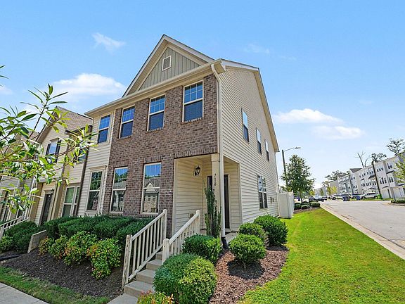 2nd image of 718 Maypearl Ln