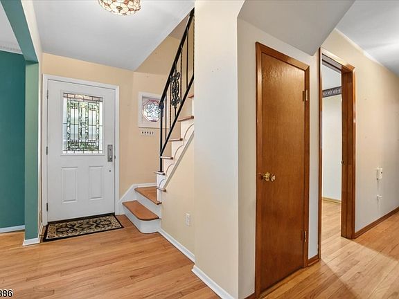 3rd image of 2 Candlewood Ct