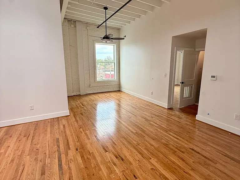 2033 W Broad St — Photo 3