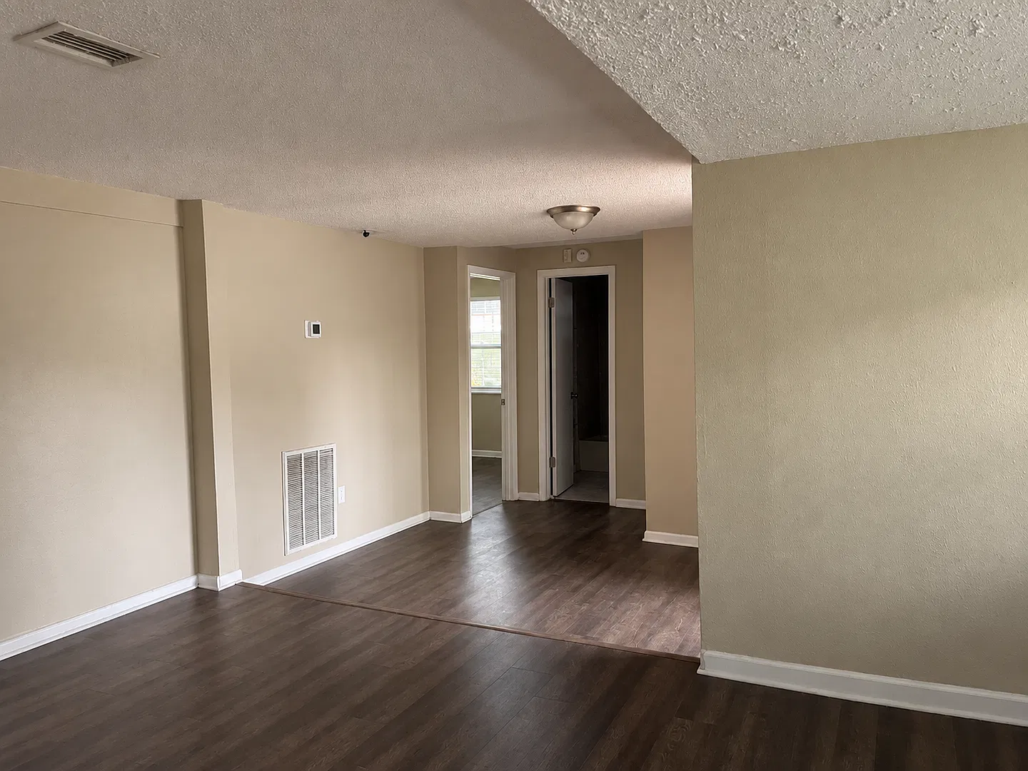 3-Bedroom Home with Functional Layout in St. Petersburg — Photo 3