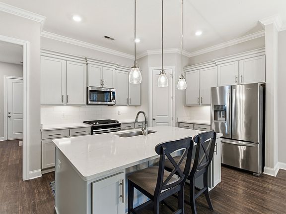 5th image of 125 Bur Oak Dr