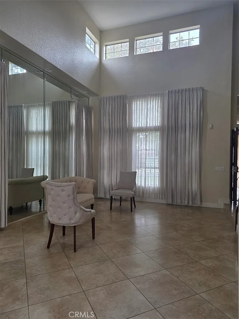 5 bed, 2650 sqft, $3,950 — Photo 3