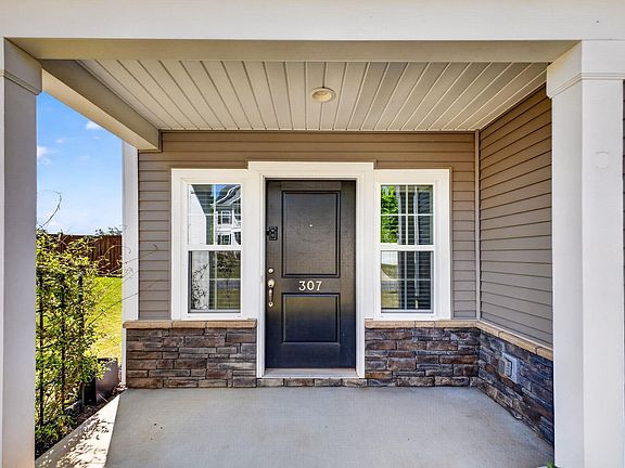 3rd image of 307 Valley Oak Dr