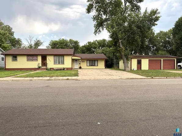 321 E 8th St, Miller, SD 57362