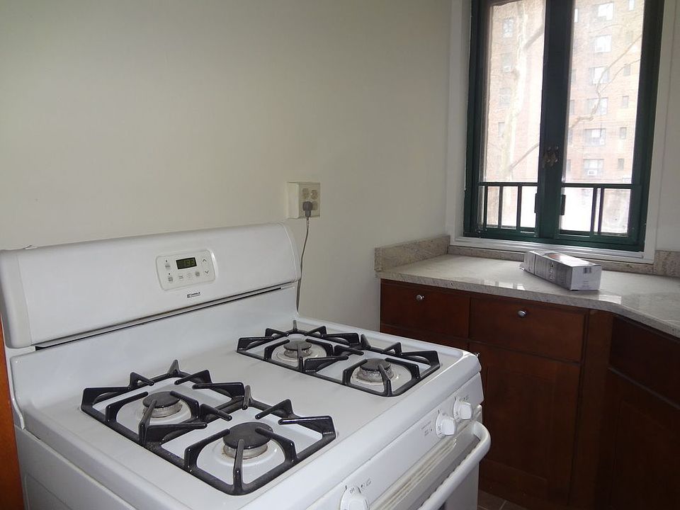2nd image of 2160 E Tremont Ave