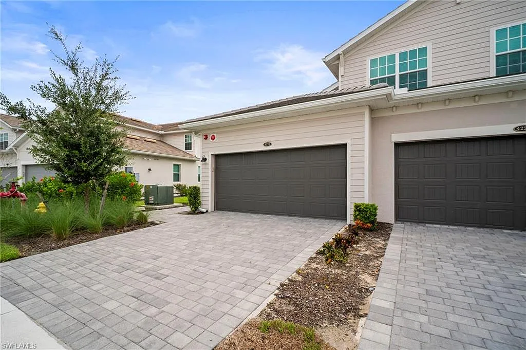 3 bed, 2.0 bath, 1741 sqft, $8,800 — Photo 2