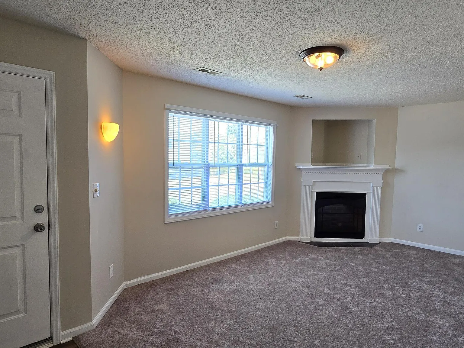 3 bed, 2.5 bath, 1453 sqft, $1,295 — Photo 2
