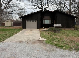 420 N 9th St, Benton, IL 62812