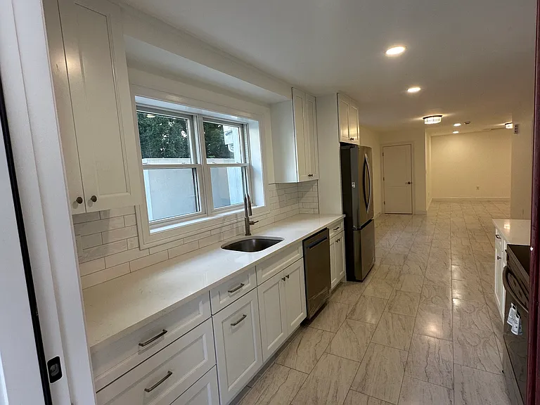 65 Cox Ave — Photo 2