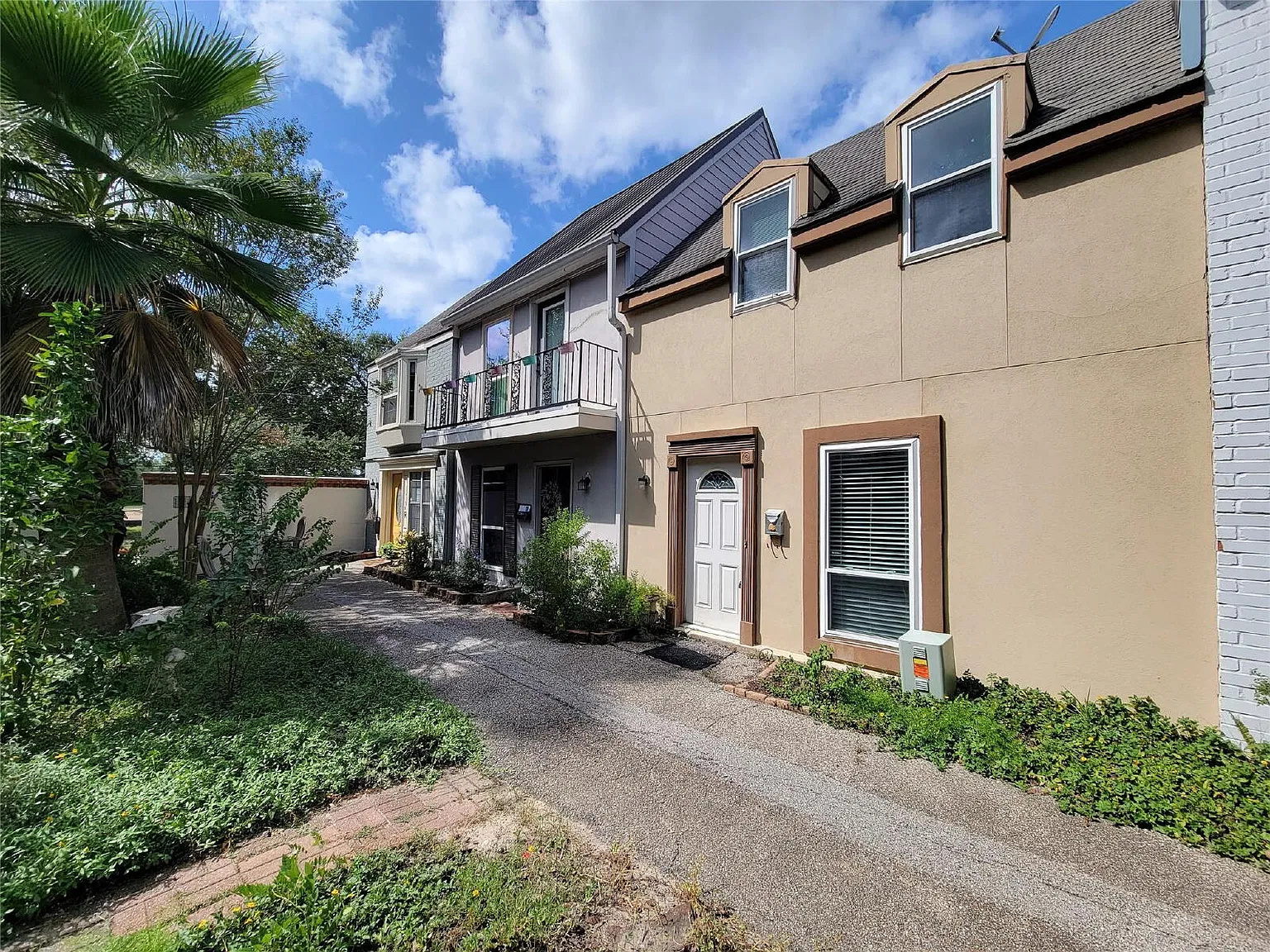 2 bed, 2.5 bath, 1394 sqft, $1,650 — Photo 1