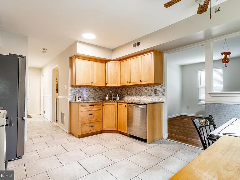 10 Honey Locust Ln — Photo 12