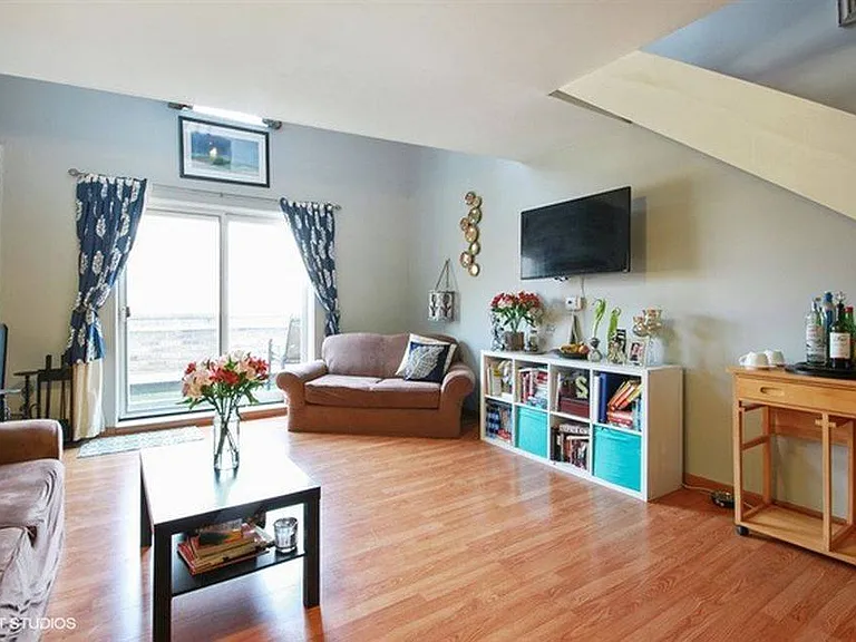 2828 N Burling St #417 — Photo 1