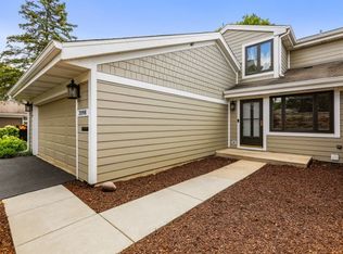 2098 Willow Run, Wheaton, IL 60189