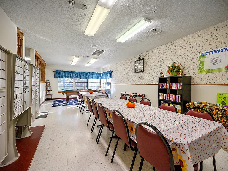 Colonial Lodge Apartments — Photo 14