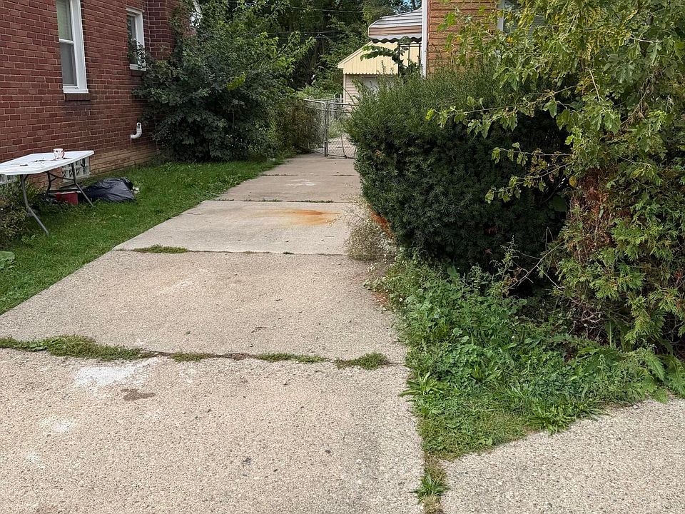 12645 Duchess St, photo 2