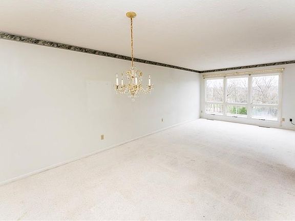4th image of 114 Woodridge Court
