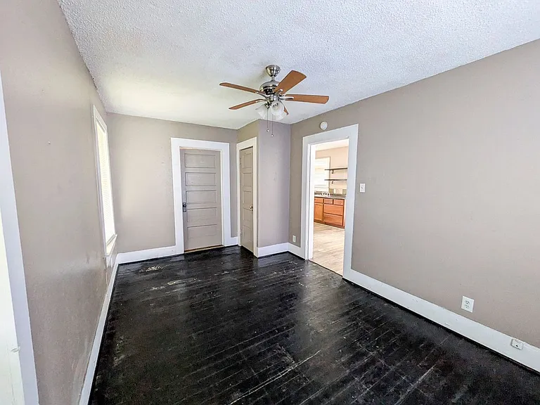 722 Avenue C — Photo 9