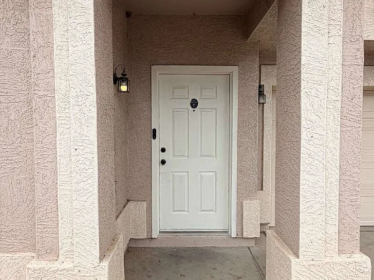 571 E Reflection Pl — Photo 1