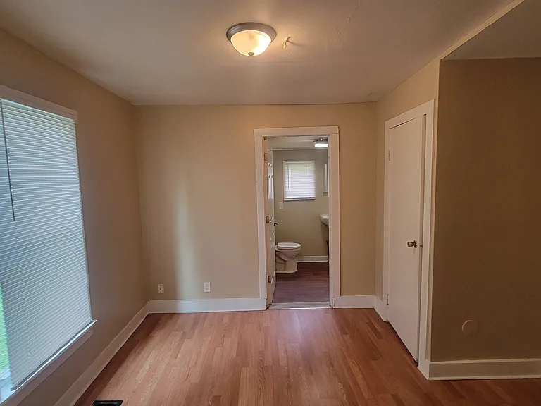1332 W Lee St — Photo 3