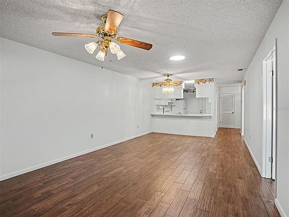 2nd image of 1525 OAKVIEW CIRCLE SE