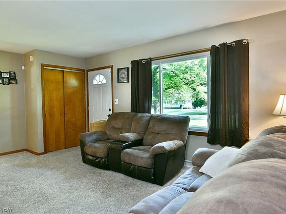 3rd image of 3557 Valacamp Ave SE