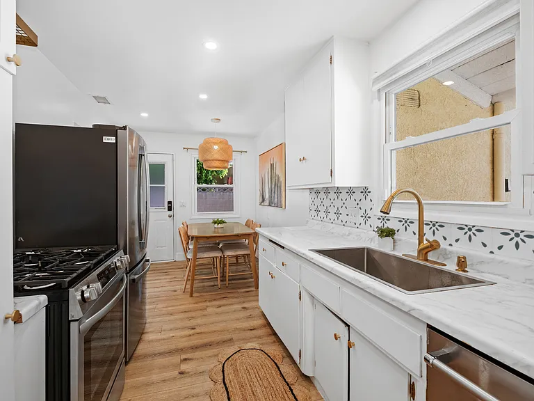16002 Warren Ln — Photo 28