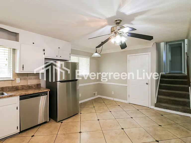 2221 Carson Ct — Photo 6