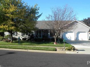 1930 Quail Holw, Pekin, IL 61554