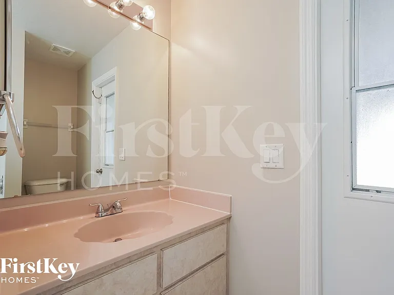 421 SE 19th St — Photo 12