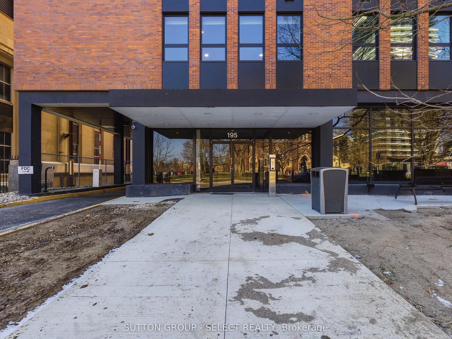 195 Dufferin Ave — Photo 3