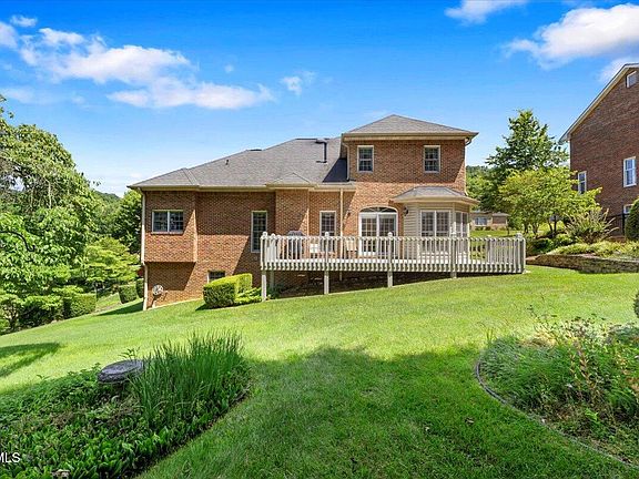 5th image of 202 Woodbriar Dr