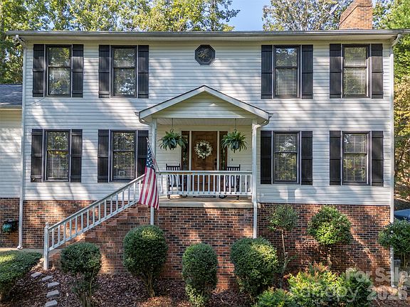 5th image of 379 Moss Dr