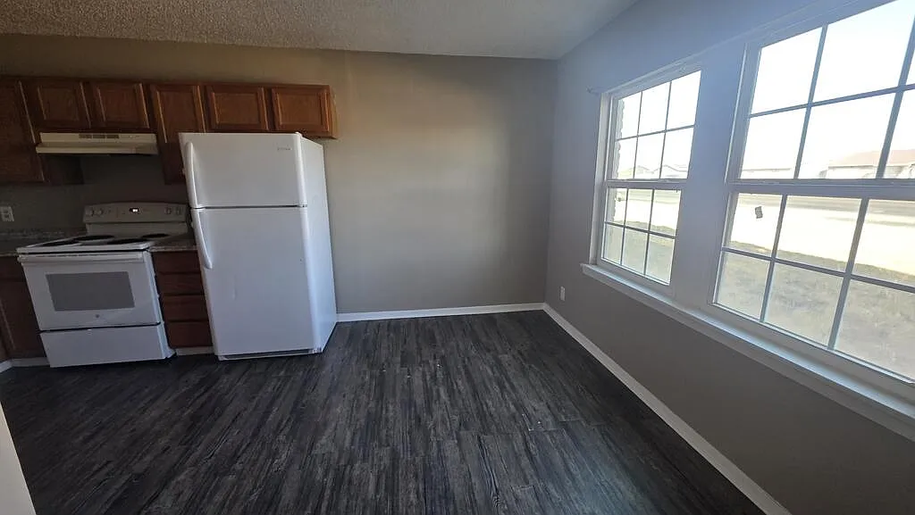 2 bed, 1.0 bath, 942 sqft, $1,150 — Photo 4