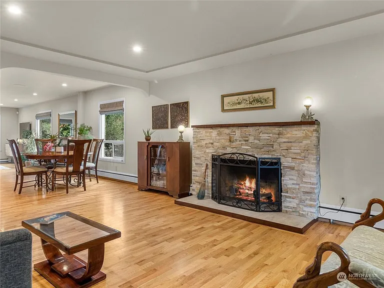 2120 Coleman St — Photo 4