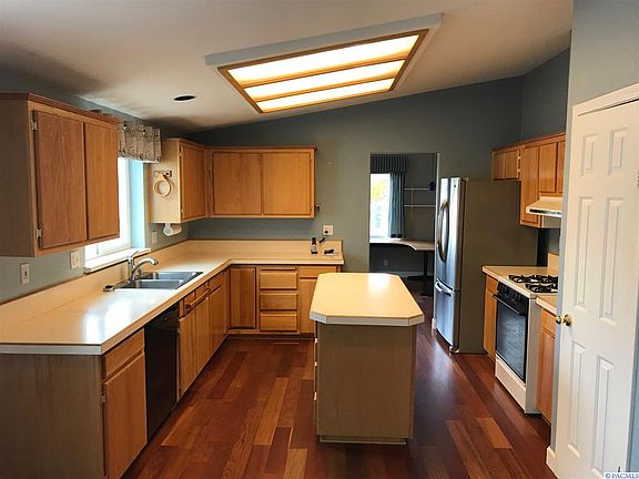 5th image of 800 S Hillcrest Dr