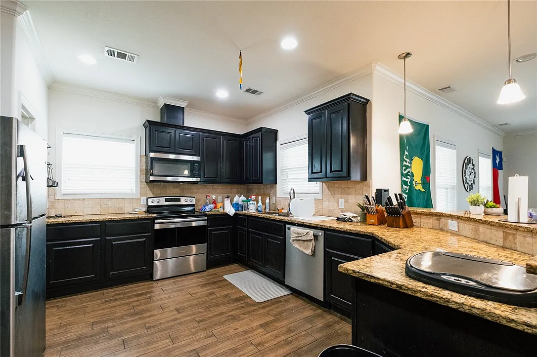 5 bed, 5.5 bath, 2818 sqft, $4,345 — Photo 2