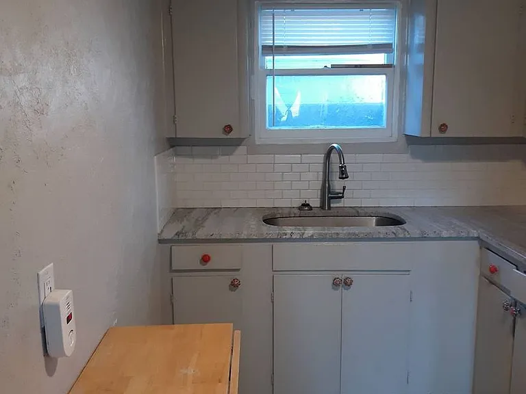 1002-B100 Everett St — Photo 6