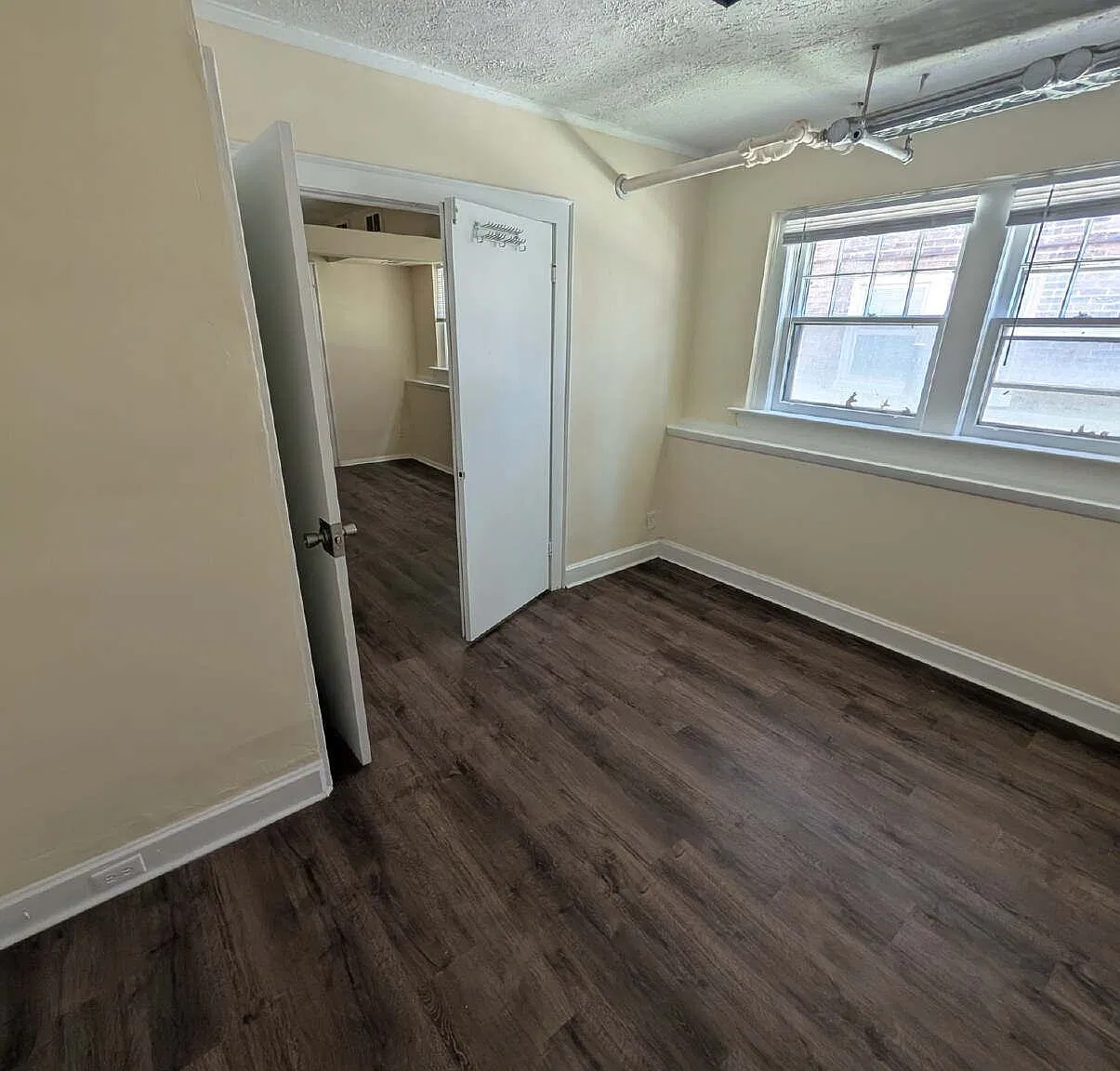 2 bed, 1.0 bath, $1,095 — Photo 3