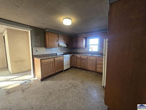 3rd image of 691 E Middle St