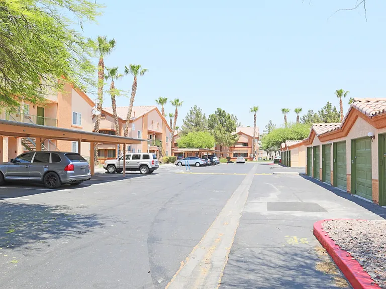 Mesa Verde Apartments — Photo 10