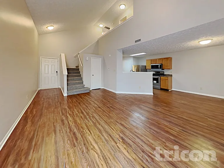 4475 Connaught East Dr — Photo 2
