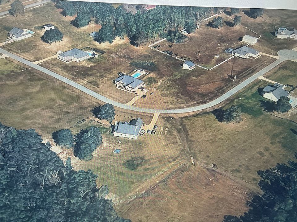2nd image of 200 SW Paddock Ct