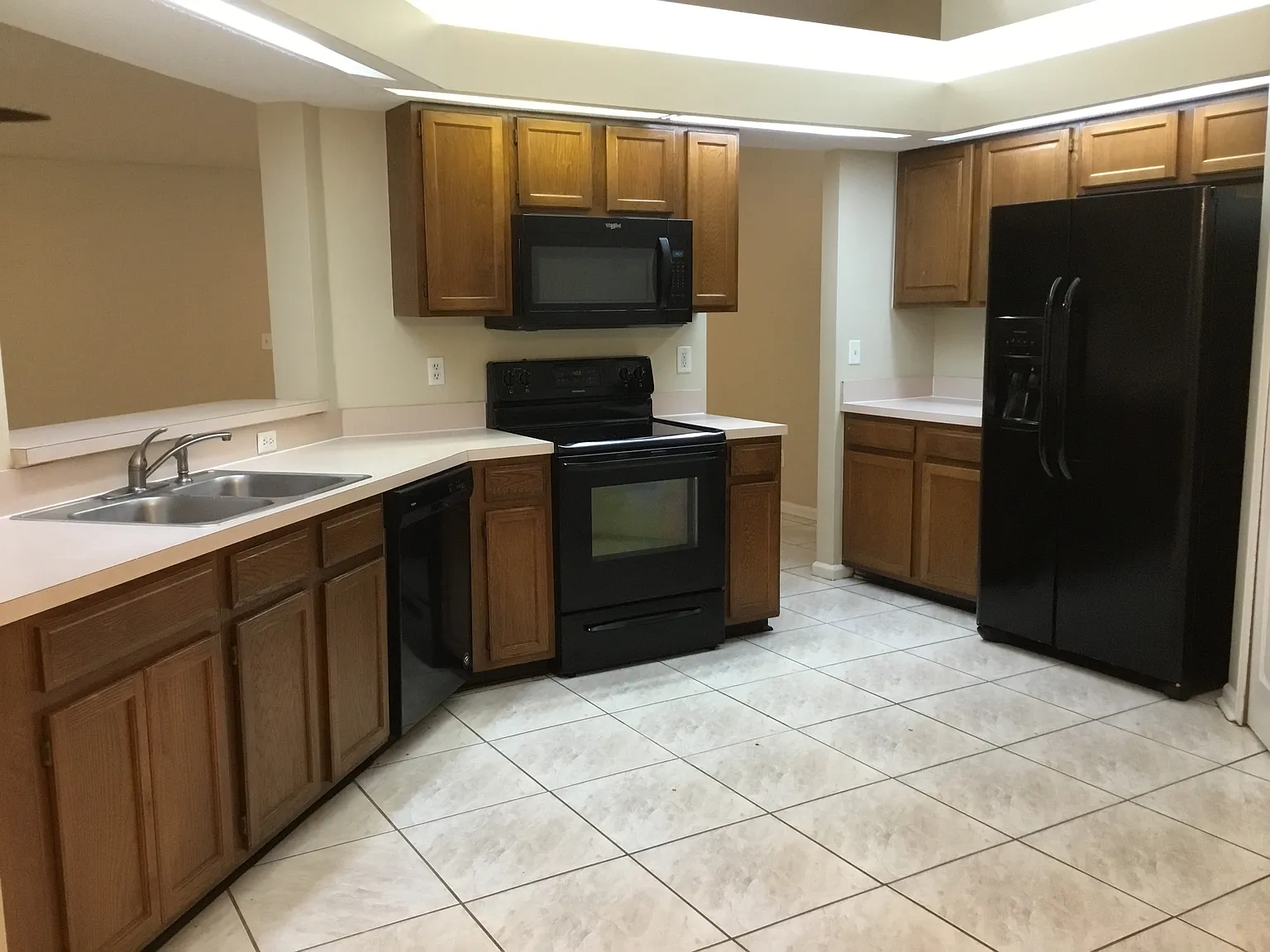 3 bed, 2.0 bath, 1441 sqft, $2,295 — Photo 2