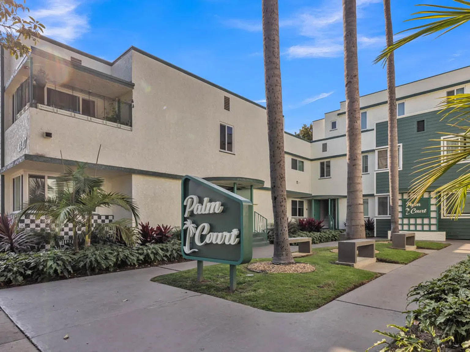Palm Court Apartments — Photo 1