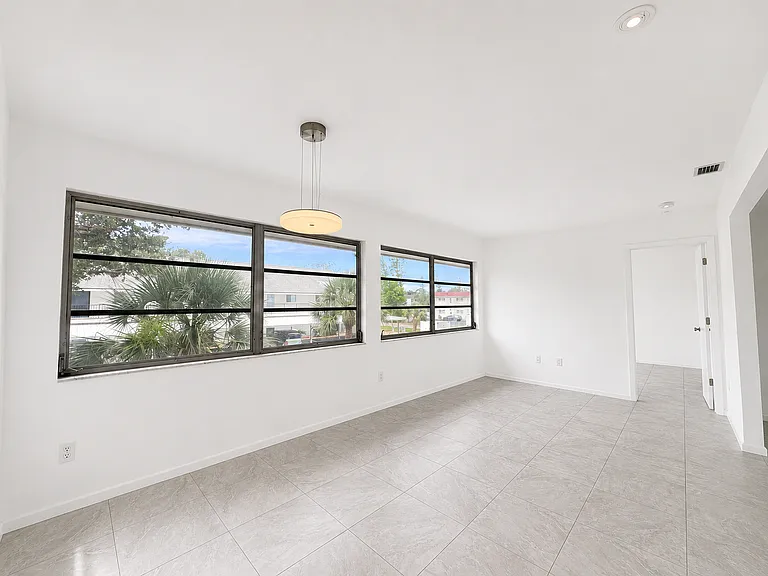 306 Parkside Dr — Photo 3