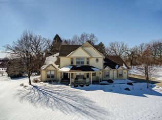 W263N2807 Coachman Dr, Pewaukee, WI 53072