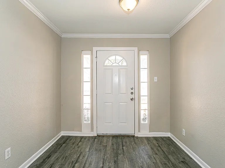 812 Stratford Dr — Photo 4