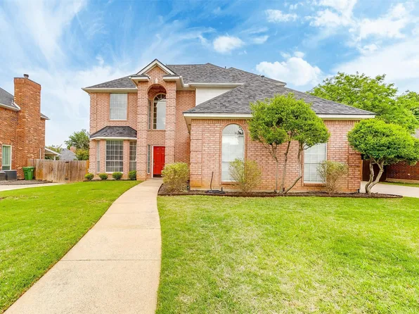 1652 Oak Creek Dr, Hurst, TX 76054
