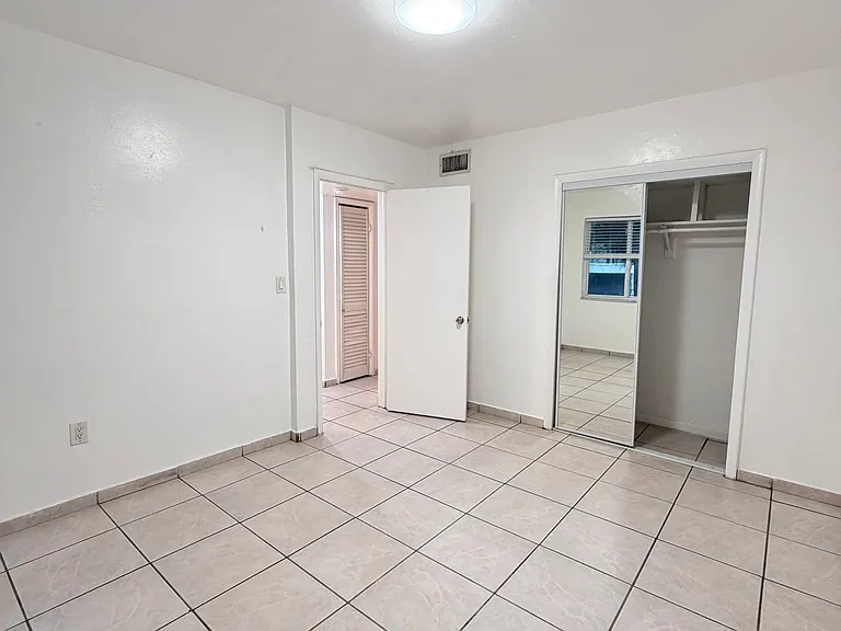 1860 SW 22nd St #7 — Photo 10