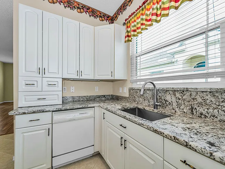 2644 Tottenham Dr — Photo 10